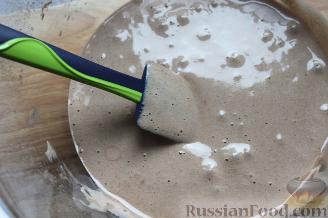 Фото приготовления рецепта: Пирог "Вишневое полено" с творожным кремом - шаг №6