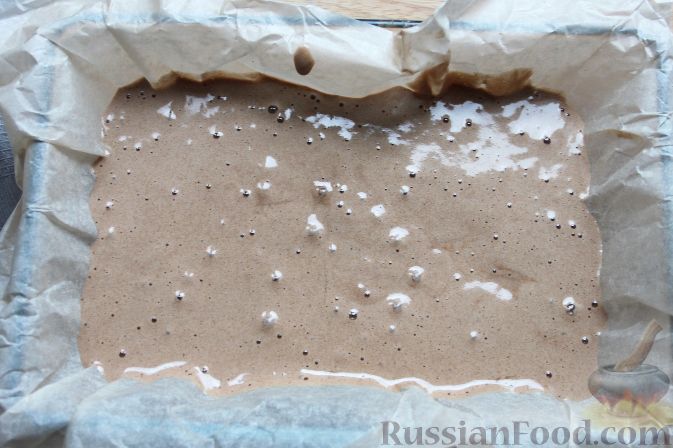 Фото приготовления рецепта: Пирог "Вишневое полено" с творожным кремом - шаг №7