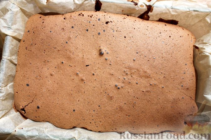 Фото приготовления рецепта: Пирог "Вишневое полено" с творожным кремом - шаг №8