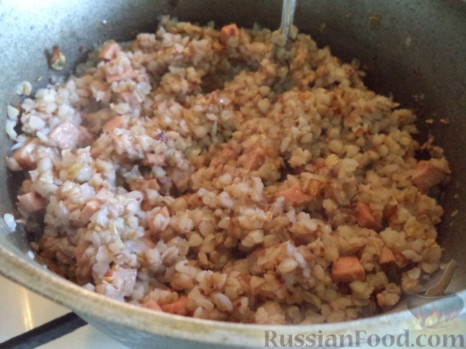 Фото приготовления рецепта: Свинина, запечённая с цветной капустой и сыром, в яично-молочной заливке - шаг №10