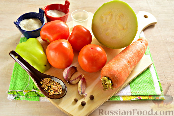 Фото приготовления рецепта: Маринованные помидоры дольками, с кабачками, перцем, морковью - шаг №1