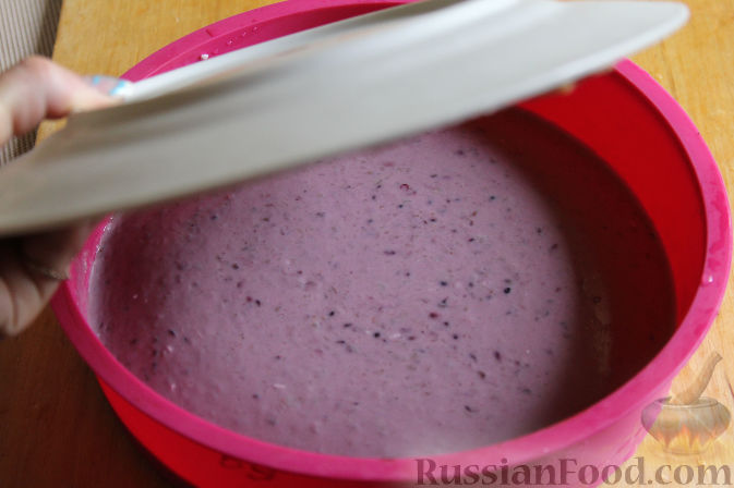 Фото приготовления рецепта: Торт-мусс из ежевики с йогуртом (без выпечки) - шаг №7