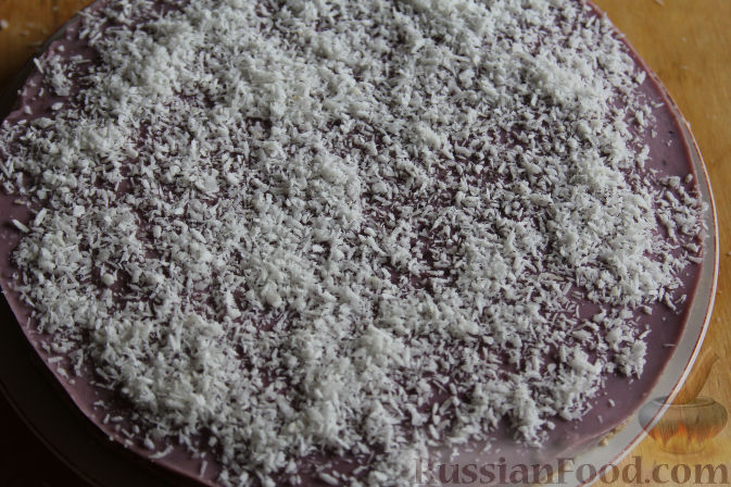 Фото приготовления рецепта: Торт-мусс из ежевики с йогуртом (без выпечки) - шаг №10