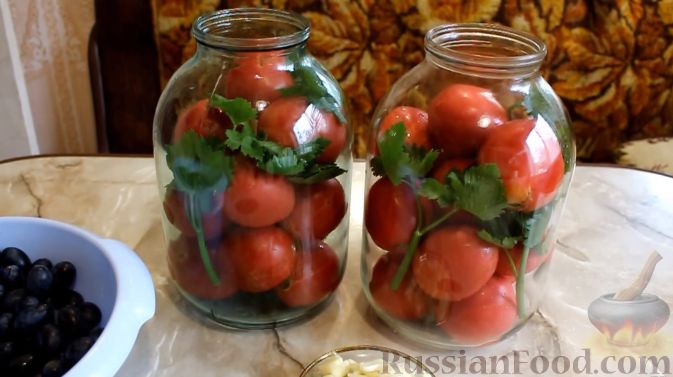 Фото приготовления рецепта: Маринованные помидоры с виноградом (на зиму) - шаг №1