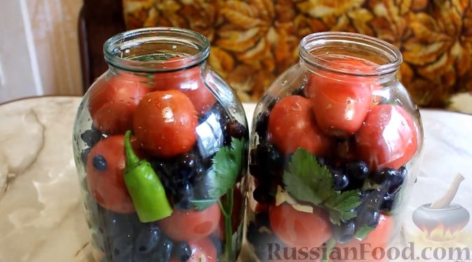 Фото приготовления рецепта: Маринованные помидоры с виноградом (на зиму) - шаг №3