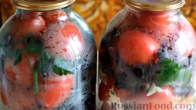 Фото приготовления рецепта: Маринованные помидоры с виноградом (на зиму) - шаг №6