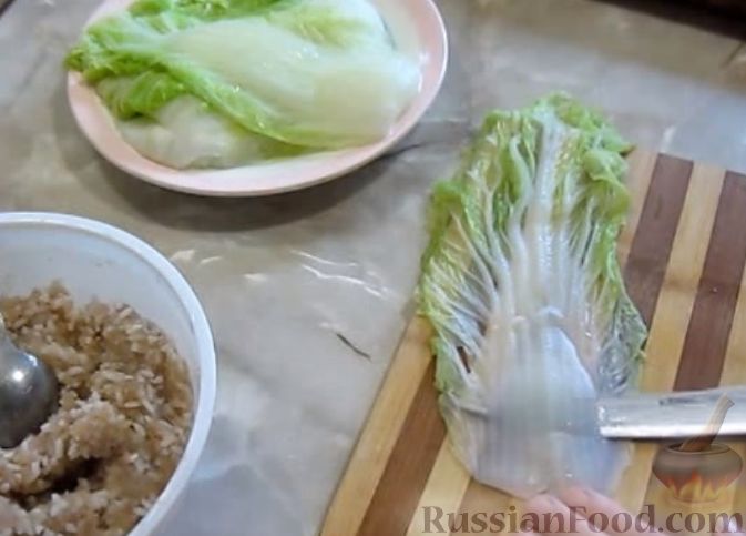 Фото приготовления рецепта: Голубцы из пекинской капусты, с индюшиным фаршем и рисом - шаг №4