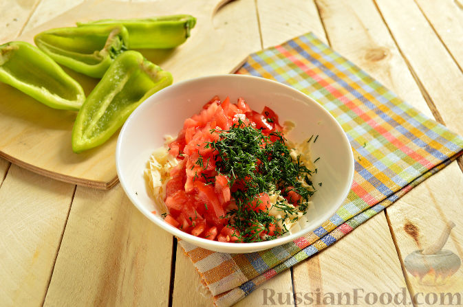 Фото приготовления рецепта: Салат из сельдерея с морковью и сыром - шаг №4