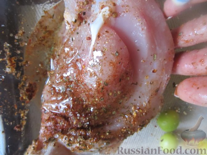 Фото приготовления рецепта: Запеченное куриное филе "Волшебное", с алычой - шаг №3