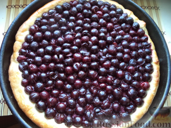 Фото к рецепту: Пирог дрожжевой с вишнями или черешнями