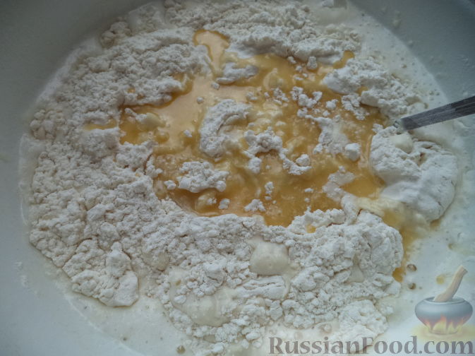 Фото приготовления рецепта: Пирог дрожжевой с вишнями или черешнями - шаг №9