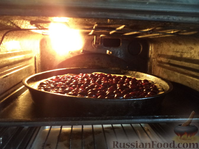 Фото приготовления рецепта: Пирог дрожжевой с вишнями или черешнями - шаг №15