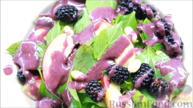 Фото приготовления рецепта: Летний салат с ежевикой и нектарином - шаг №10