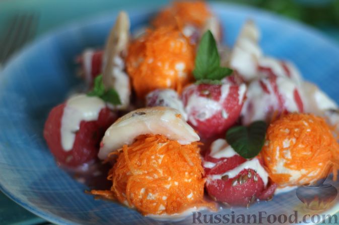 Фото к рецепту: Салат из арбуза с творожно-морковными шариками