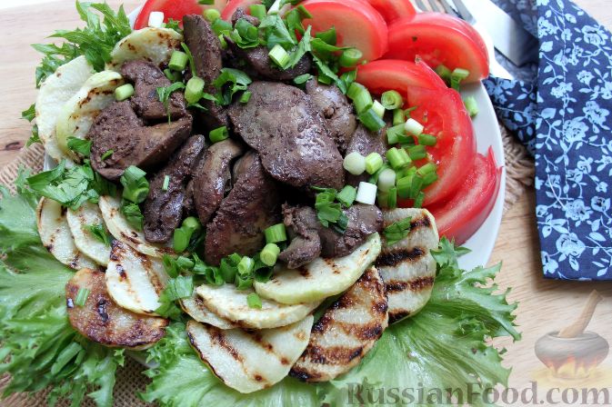 Фото к рецепту: Теплый салат с куриной печенью и кольраби