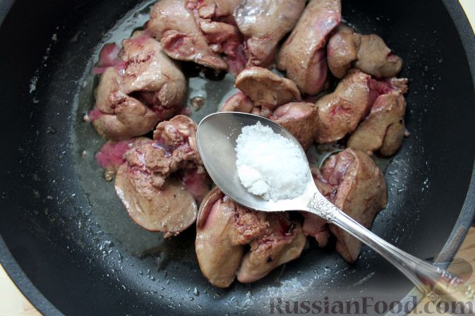 Фото приготовления рецепта: Теплый салат с куриной печенью и кольраби - шаг №3