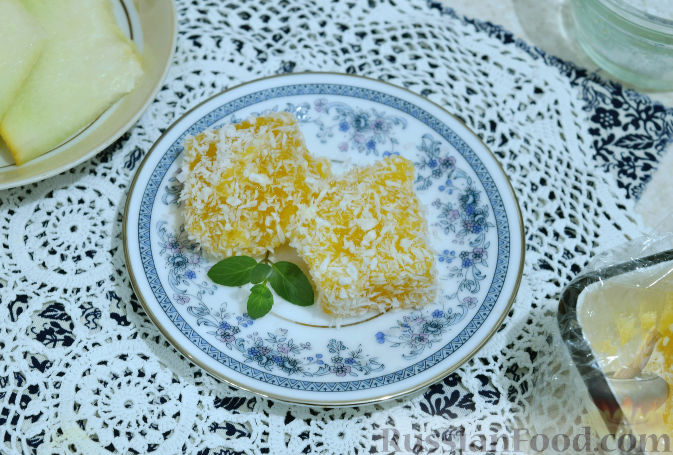 Фото приготовления рецепта: Десерт из дыни с кокосовой стружкой - шаг №7