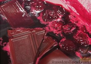 Фото приготовления рецепта: Шоколадно-вишневое варенье - шаг №6