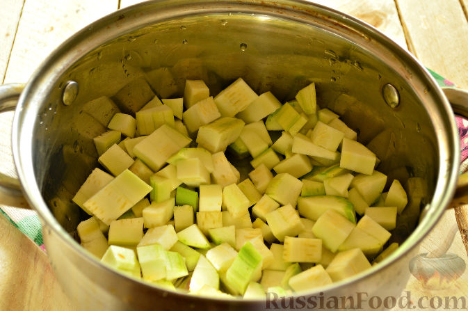Фото приготовления рецепта: Салат из баклажанов и кабачков (на зиму) - шаг №3