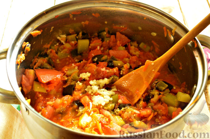 Фото приготовления рецепта: Салат из баклажанов и кабачков (на зиму) - шаг №10