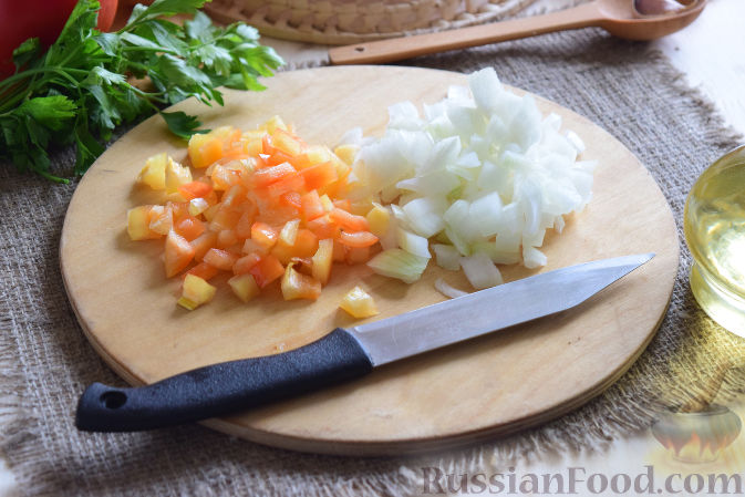Фото приготовления рецепта: Патиссоны, фаршированные овощами (в мультиварке) - шаг №2