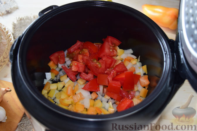 Фото приготовления рецепта: Патиссоны, фаршированные овощами (в мультиварке) - шаг №4