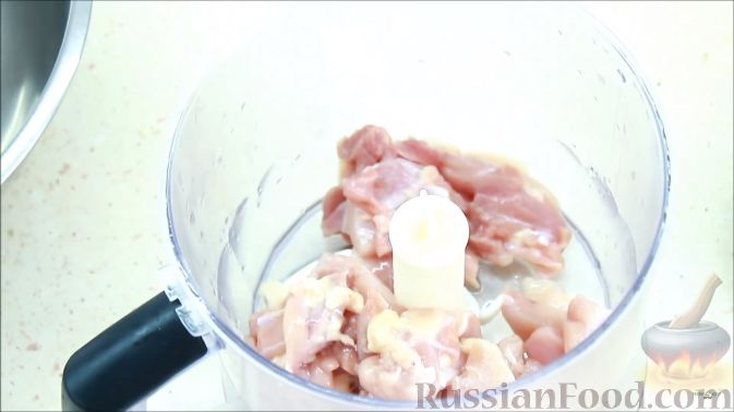 Фото приготовления рецепта: Слоёный салат со свёклой, кукурузой, колбасой и маринованными огурцами - шаг №3