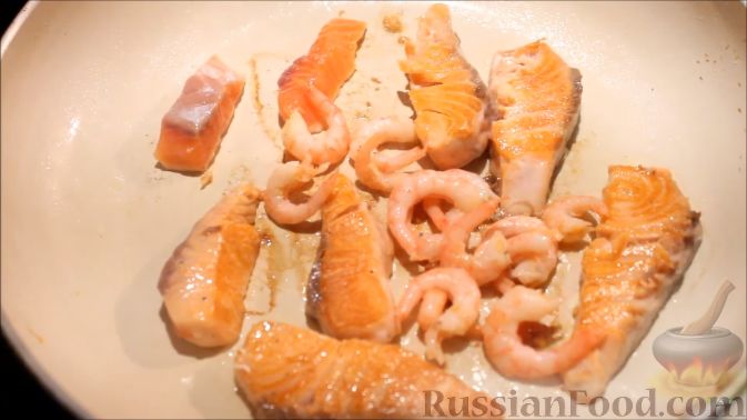 Фото приготовления рецепта: Теплый салат "Дары моря" из морепродуктов - шаг №10