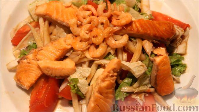 Фото приготовления рецепта: Теплый салат "Дары моря" из морепродуктов - шаг №13