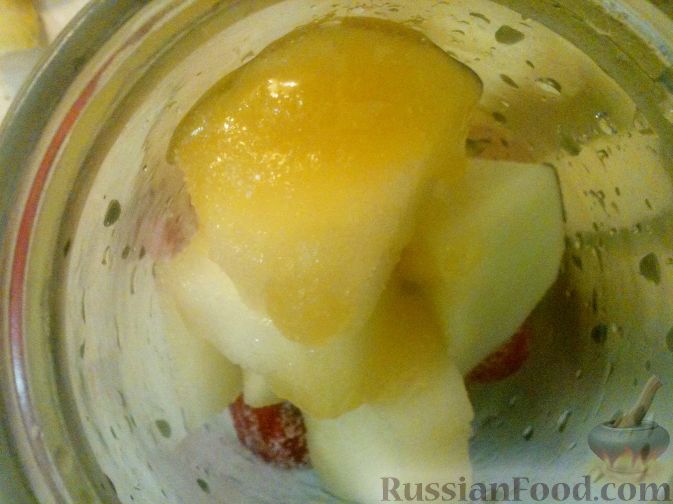 Фото приготовления рецепта: Фроузен (замороженный десерт) из дыни и клубники - шаг №2