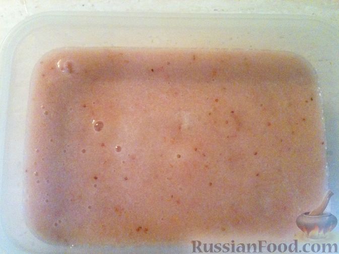 Фото приготовления рецепта: Фроузен (замороженный десерт) из дыни и клубники - шаг №3