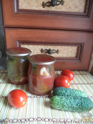 Фото приготовления рецепта: Cвинина, тушенная со свёклой, солёными огурцами и помидорами - шаг №11