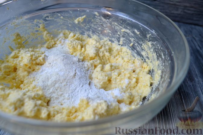 Фото приготовления рецепта: Сырники с алычой (на сковороде) - шаг №4