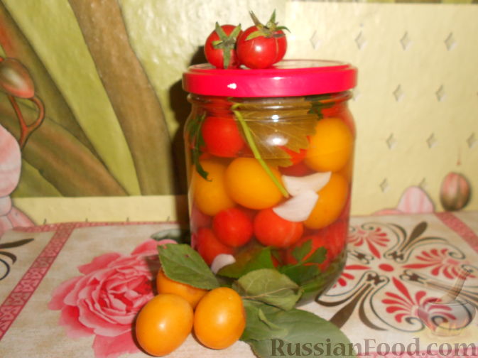 Фото к рецепту: Маринованные помидоры с алычой (на зиму)