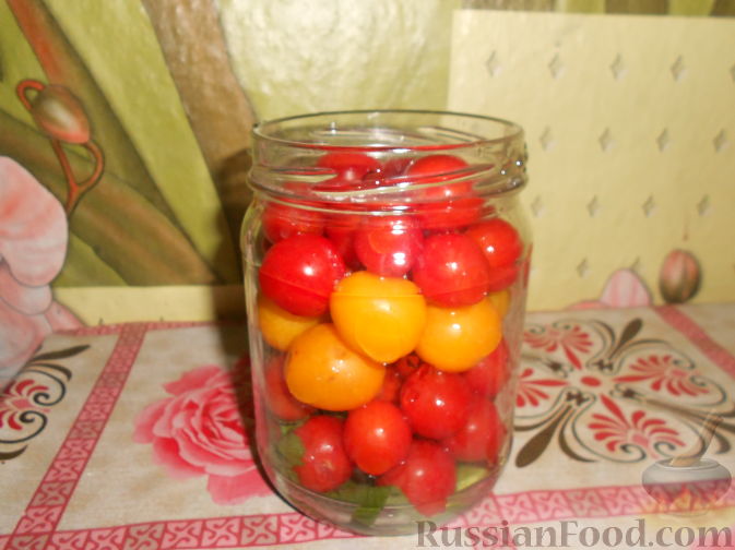 Фото приготовления рецепта: Маринованные помидоры с алычой (на зиму) - шаг №3