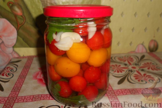 Фото приготовления рецепта: Маринованные помидоры с алычой (на зиму) - шаг №5
