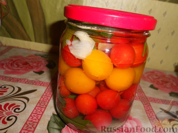 Фото приготовления рецепта: Маринованные помидоры с алычой (на зиму) - шаг №8
