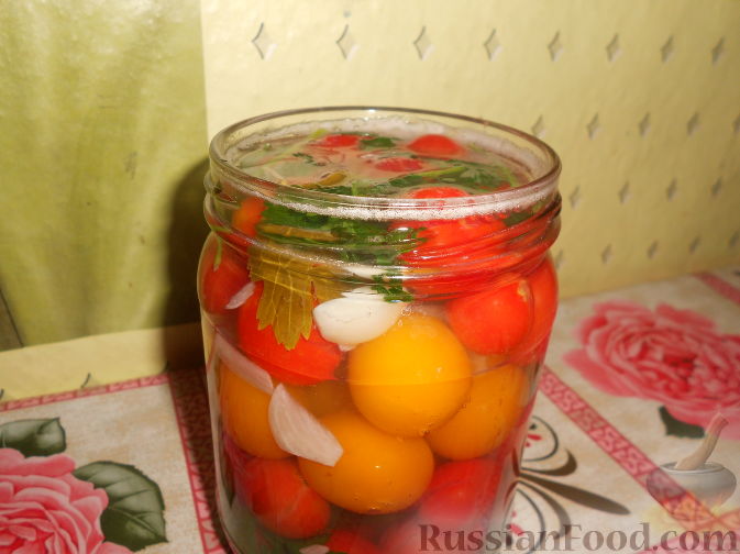 Фото приготовления рецепта: Маринованные помидоры с алычой (на зиму) - шаг №7