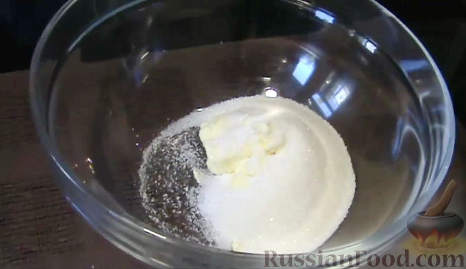 Фото приготовления рецепта: Пирог со сливами в сметанной заливке - шаг №1