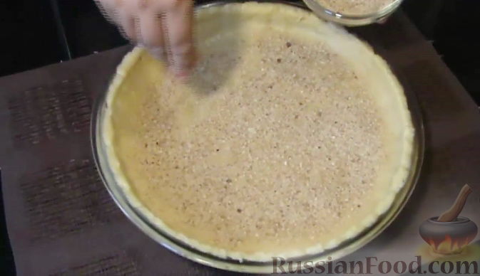 Фото приготовления рецепта: Пирог со сливами в сметанной заливке - шаг №5