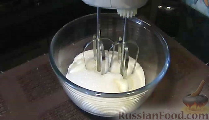 Фото приготовления рецепта: Пирог со сливами в сметанной заливке - шаг №7