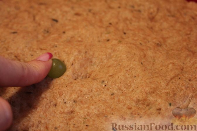 Фото приготовления рецепта: Фокачча из цельнозерновой муки, с виноградом - шаг №11