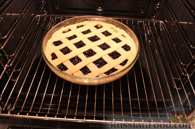 Фото приготовления рецепта: Пирог с черникой - шаг №11
