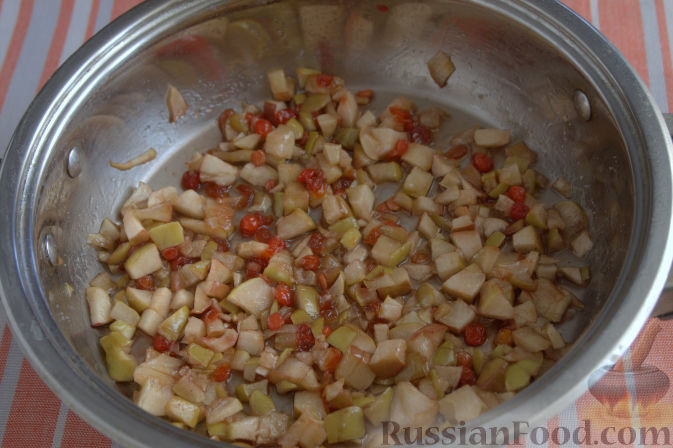 Фото приготовления рецепта: Пирог с калиной и яблоками (на творожном тесте) - шаг №6