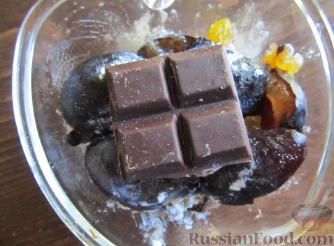 Фото приготовления рецепта: Сливовый десерт с шоколадом - шаг №5