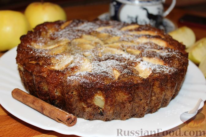 Фото к рецепту: Овсяный пирог с яблоками и изюмом