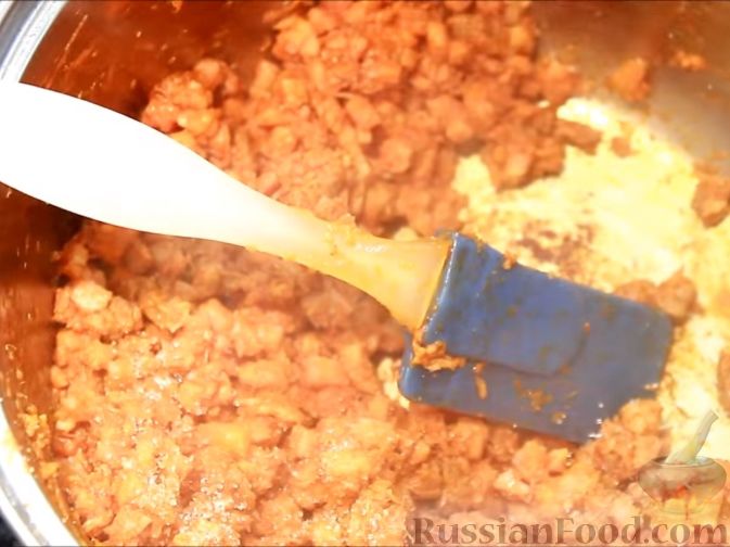 Фото приготовления рецепта: Запеканка из гречки с куриным фаршем и грибами - шаг №10