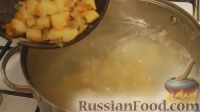 Фото приготовления рецепта: Финский сливочный суп с лососем (Лохикейто) - шаг №7