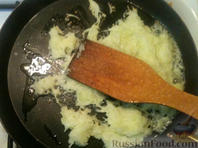 Фото приготовления рецепта: Оладьи из картофеля и кабачков - шаг №2