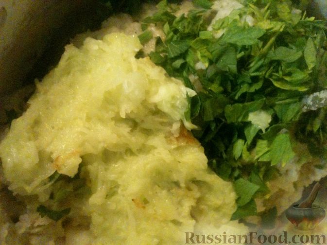 Фото приготовления рецепта: Оладьи из картофеля и кабачков - шаг №4